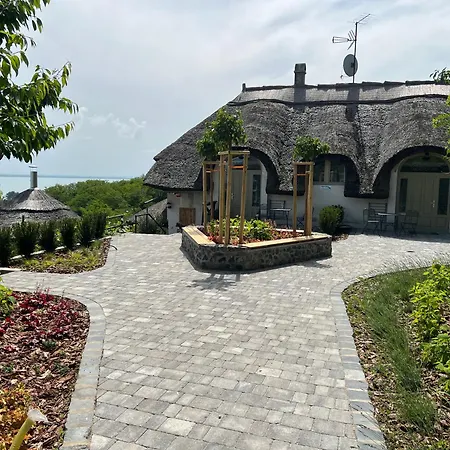 شقة Panorama Apartmanhaz باداتشونيتوماي